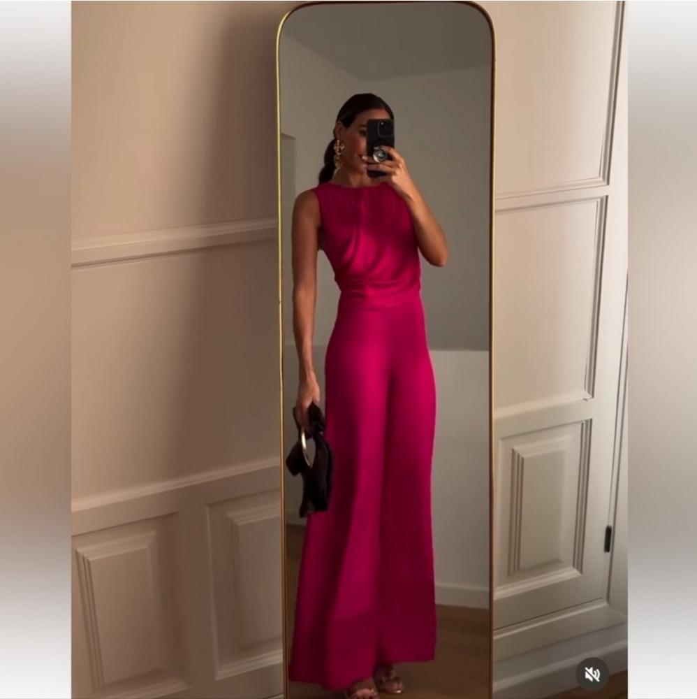 ❌️SOLD❌️GATHERED WAIST SATIN EFFECT JUMPSUIT SIZE L - Picture 3 of 8